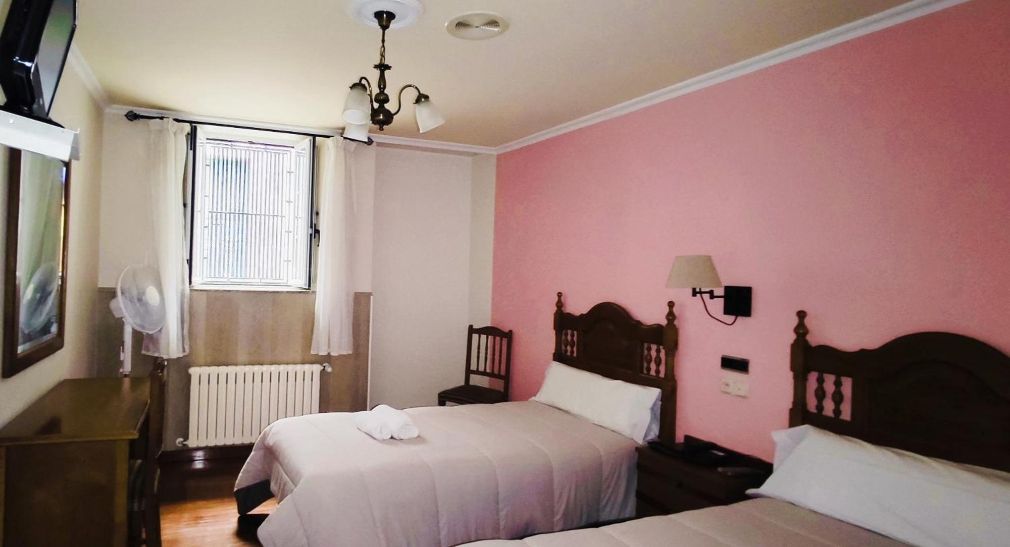 Pico Sacro I Hostal-Pension Santiago De Compostela Ruang foto